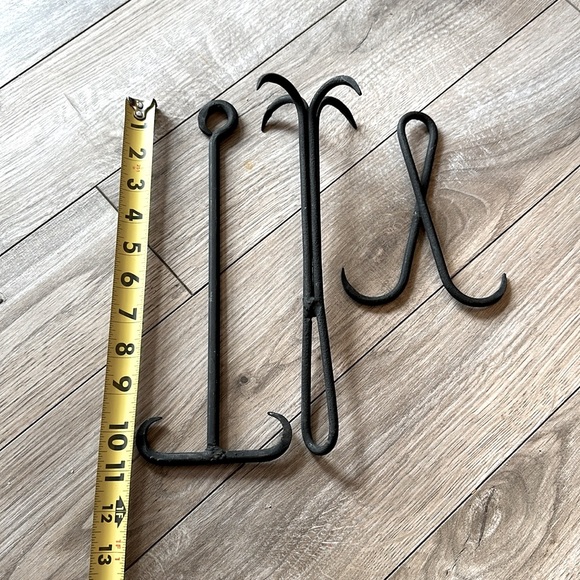 WROUGHT IRON HOOKS (LOT OF THREE) WITH BRASS CARABINER - Picture 8 of 9